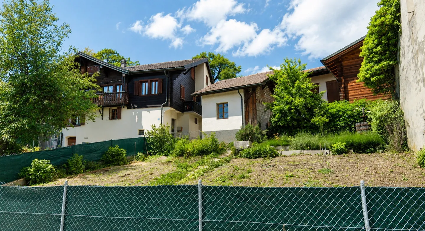 Casa di villaggio con diversi appartamenti e annessi - Foto 1 di 13