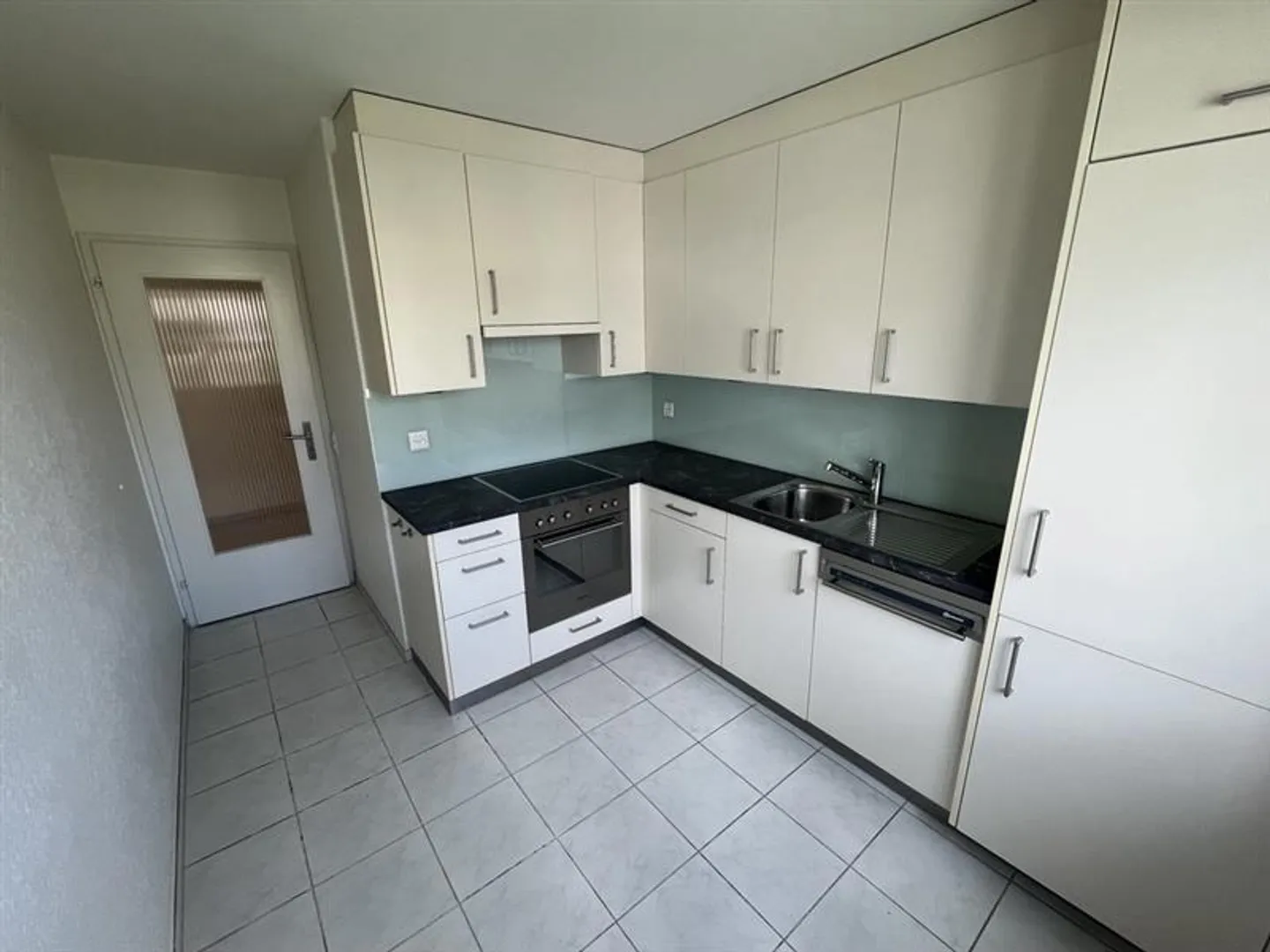 ATTRACTIVE 4.5-ROOM APARTMENT IN A QUIET LOCATION IN REINACH - Photo 2 of 10