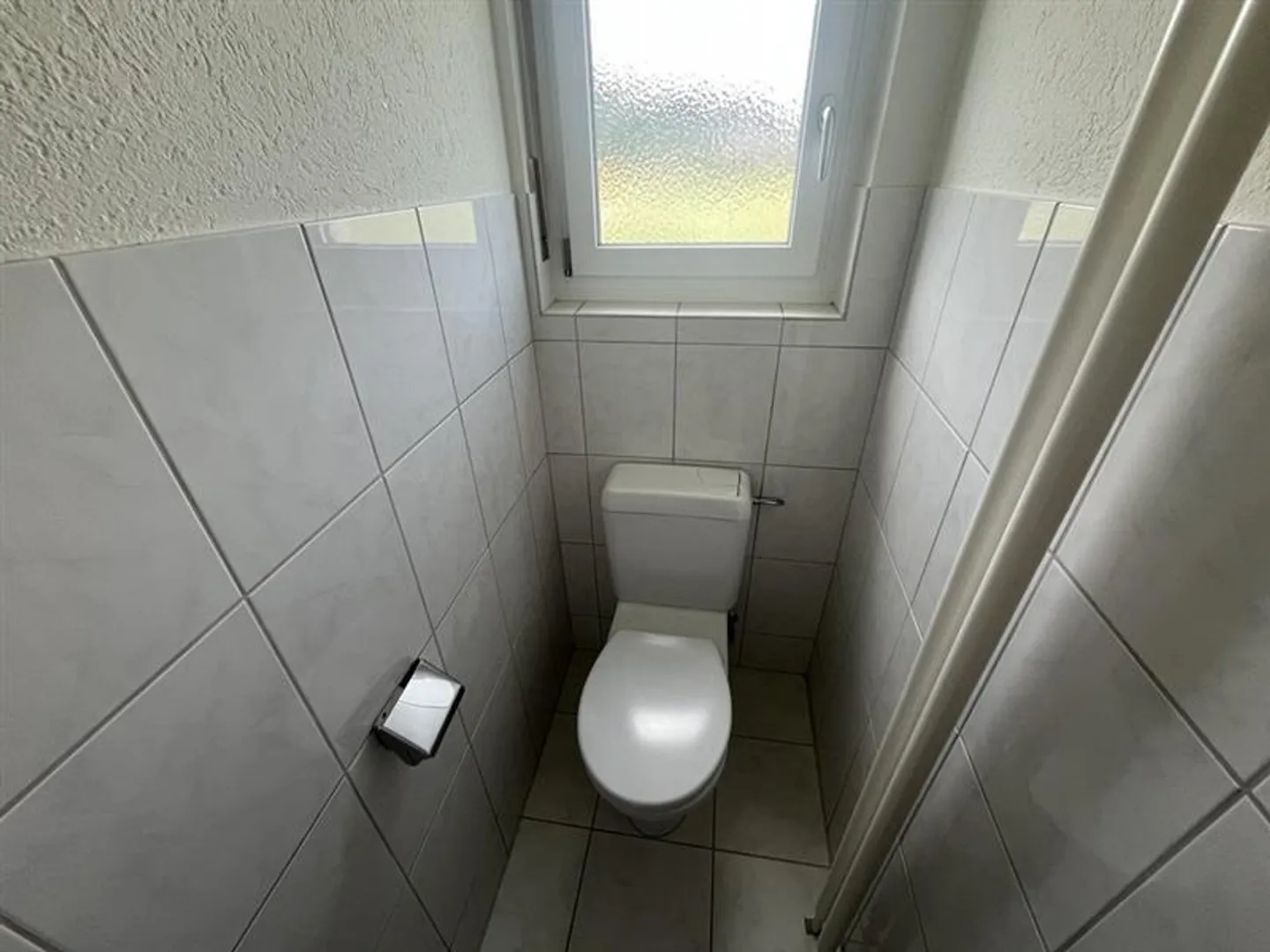 ATTRACTIVE 4.5-ROOM APARTMENT IN A QUIET LOCATION IN REINACH - Photo 4 of 10
