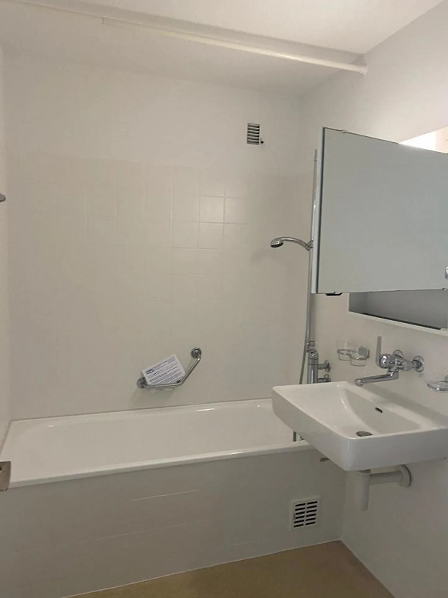 Appartement confortable avec grande terrasse sur le toit à usage exclusif ! - Photo 9 sur 11