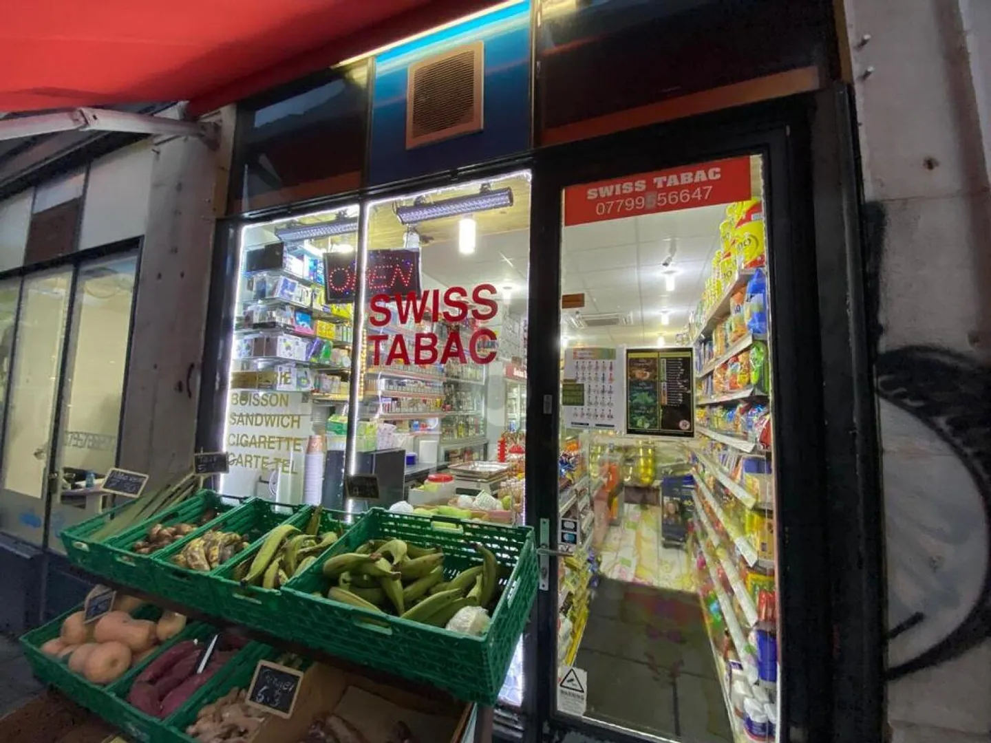 LEBENSMITTELGESCHÄFT IN EINER BELEBTEN STRASSE - Foto 2 von 4