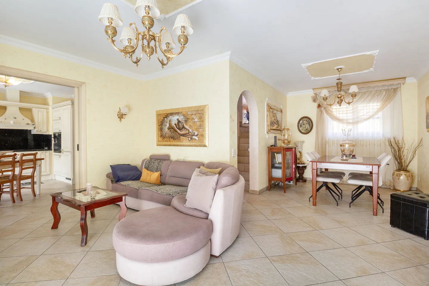 Elegante casa unifamiliare con ampio spazio esterno in posizione co... - Foto 3 von 7