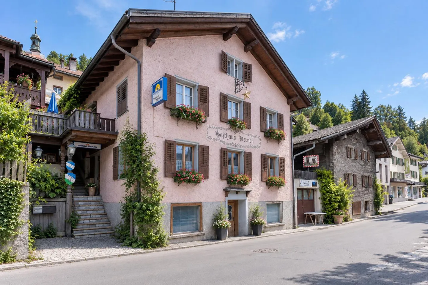 Propriété d'investissement et de développement polyvalente au centre du village de Schiers - Photo 1 sur 14