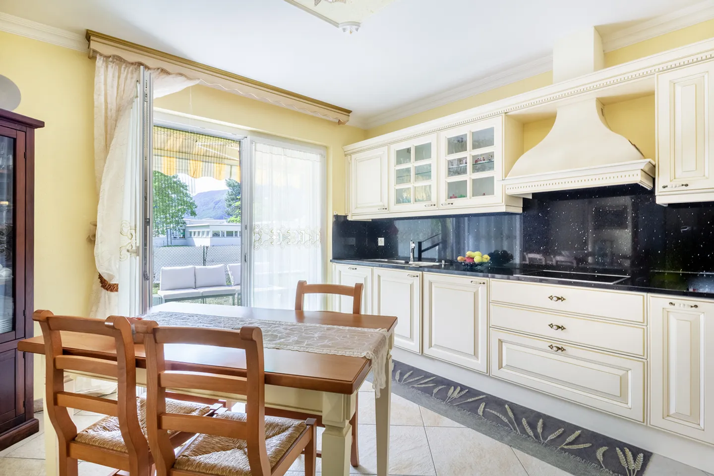 Elegante casa unifamiliare con ampio spazio esterno in posizione co... - Foto 2 von 7