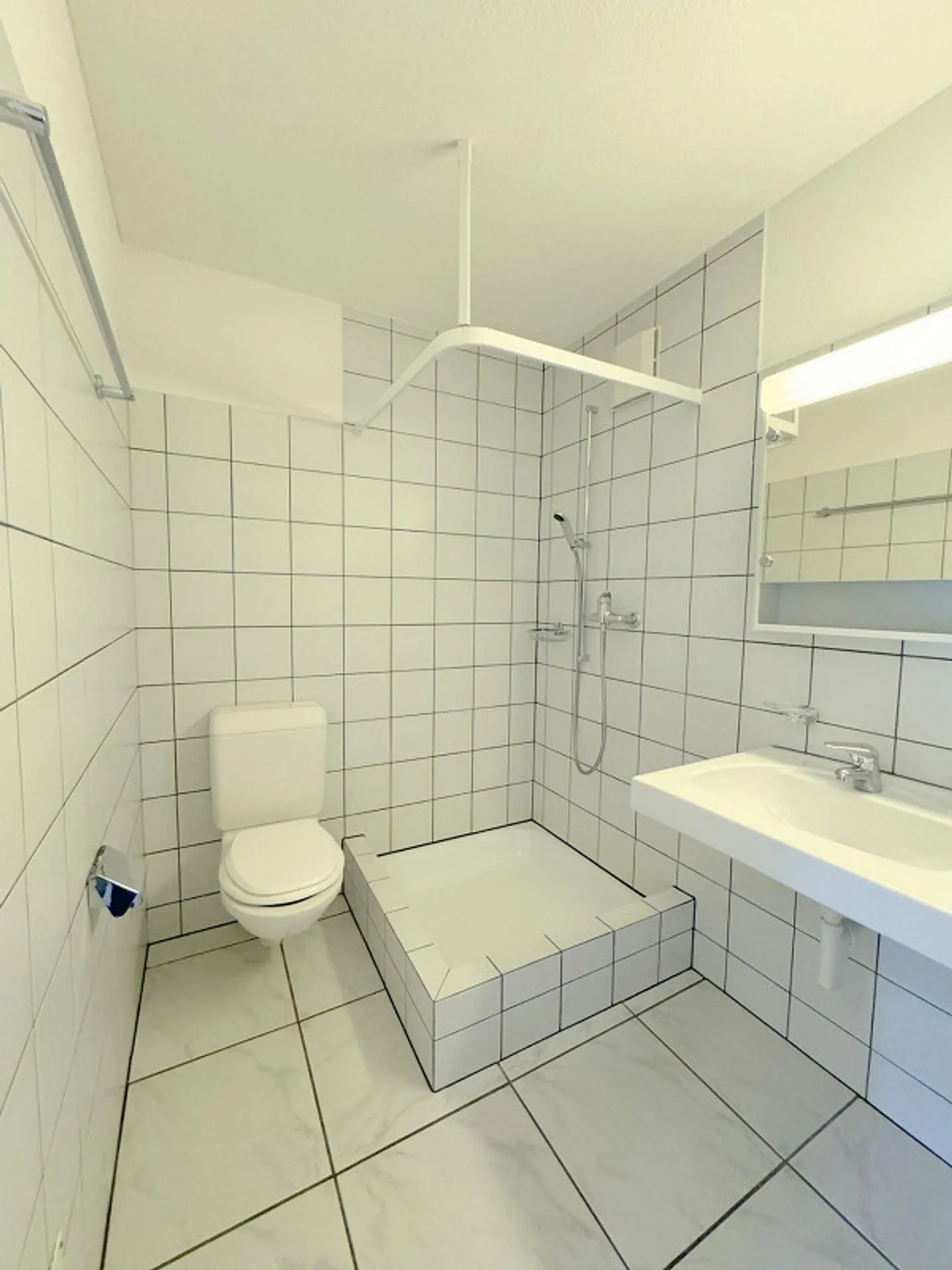 Bright 3.5 Room Apartment with View - Photo 4 of 12