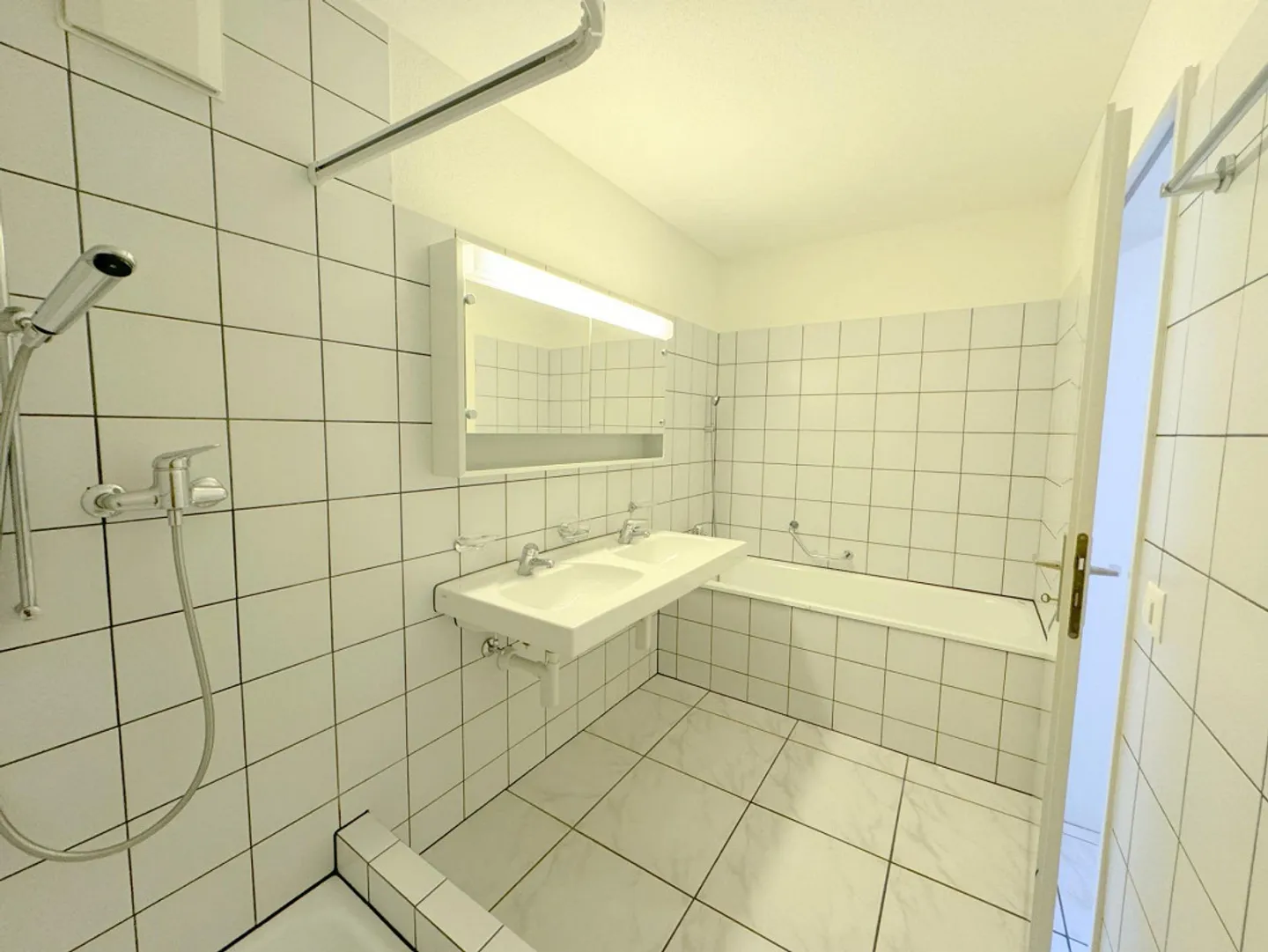 Bright 3.5 Room Apartment with View - Photo 5 of 12