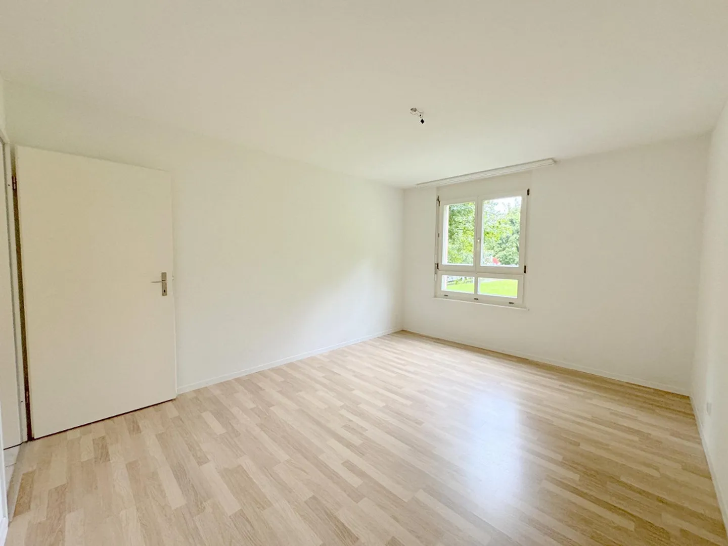 Bright 3.5 Room Apartment with View - Photo 6 of 12