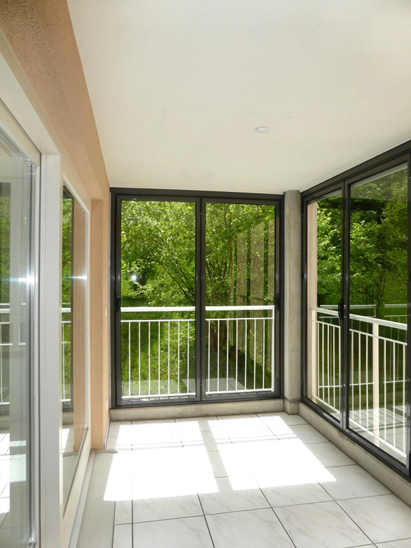 Bright 3.5 Room Apartment with View - Photo 10 of 12