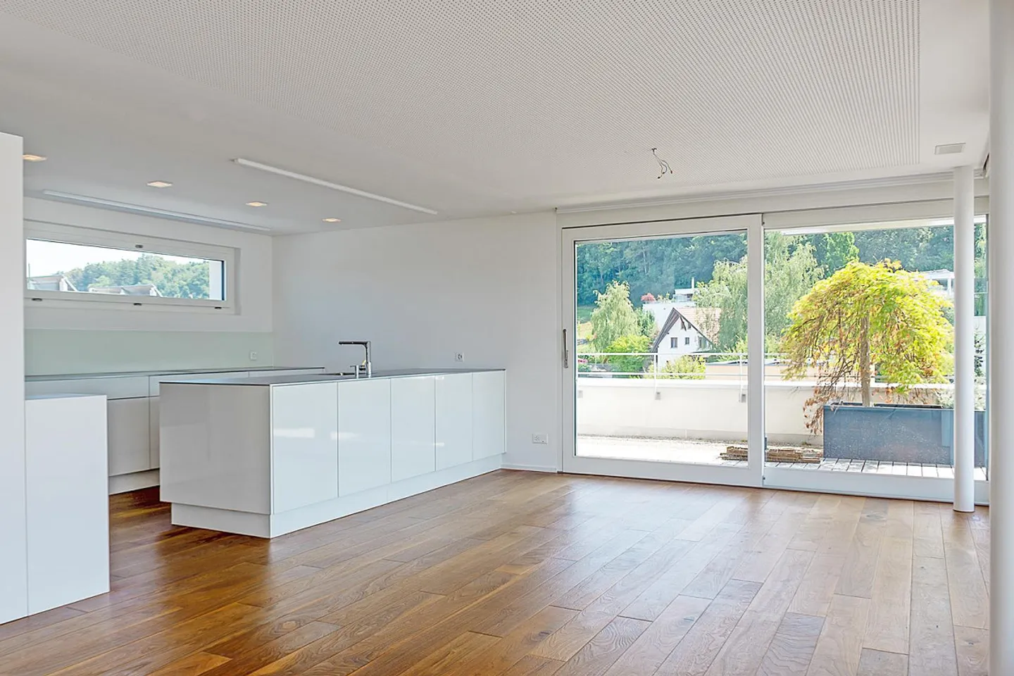 Vie en penthouse exclusive : rêve de 4,5 pièces avec terrasse sur le toit de 175 m² - Photo 2 sur 12