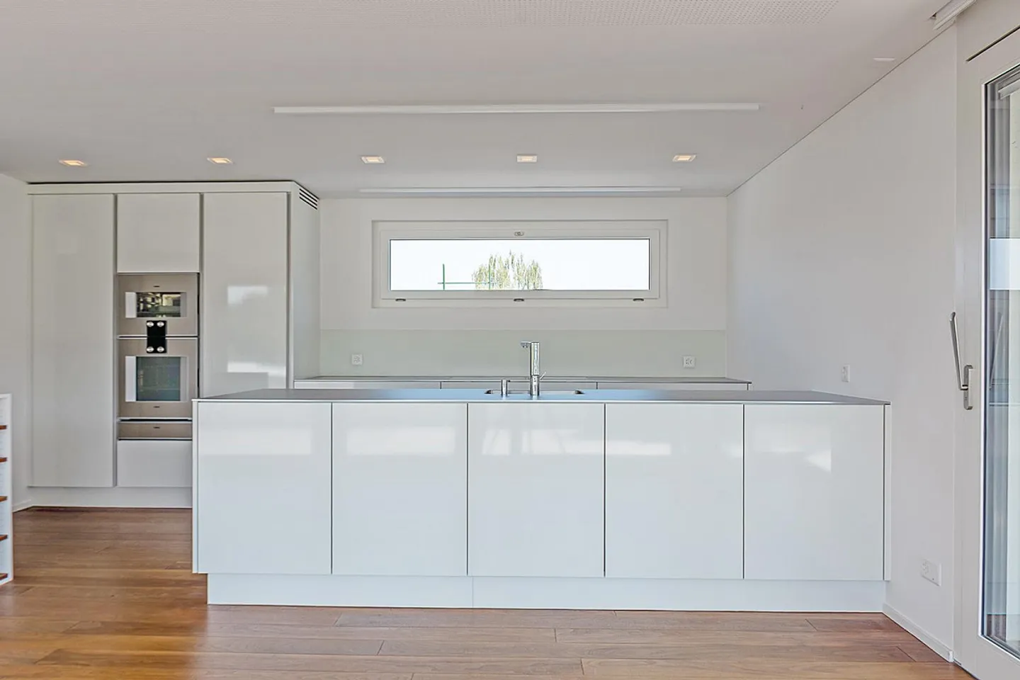 Vie en penthouse exclusive : rêve de 4,5 pièces avec terrasse sur le toit de 175 m² - Photo 3 sur 12