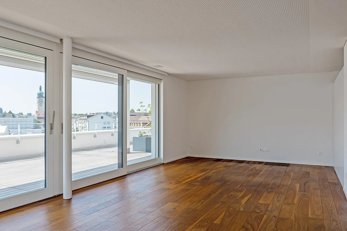 Vie en penthouse exclusive : rêve de 4,5 pièces avec terrasse sur le toit de 175 m² - Photo 4 sur 12