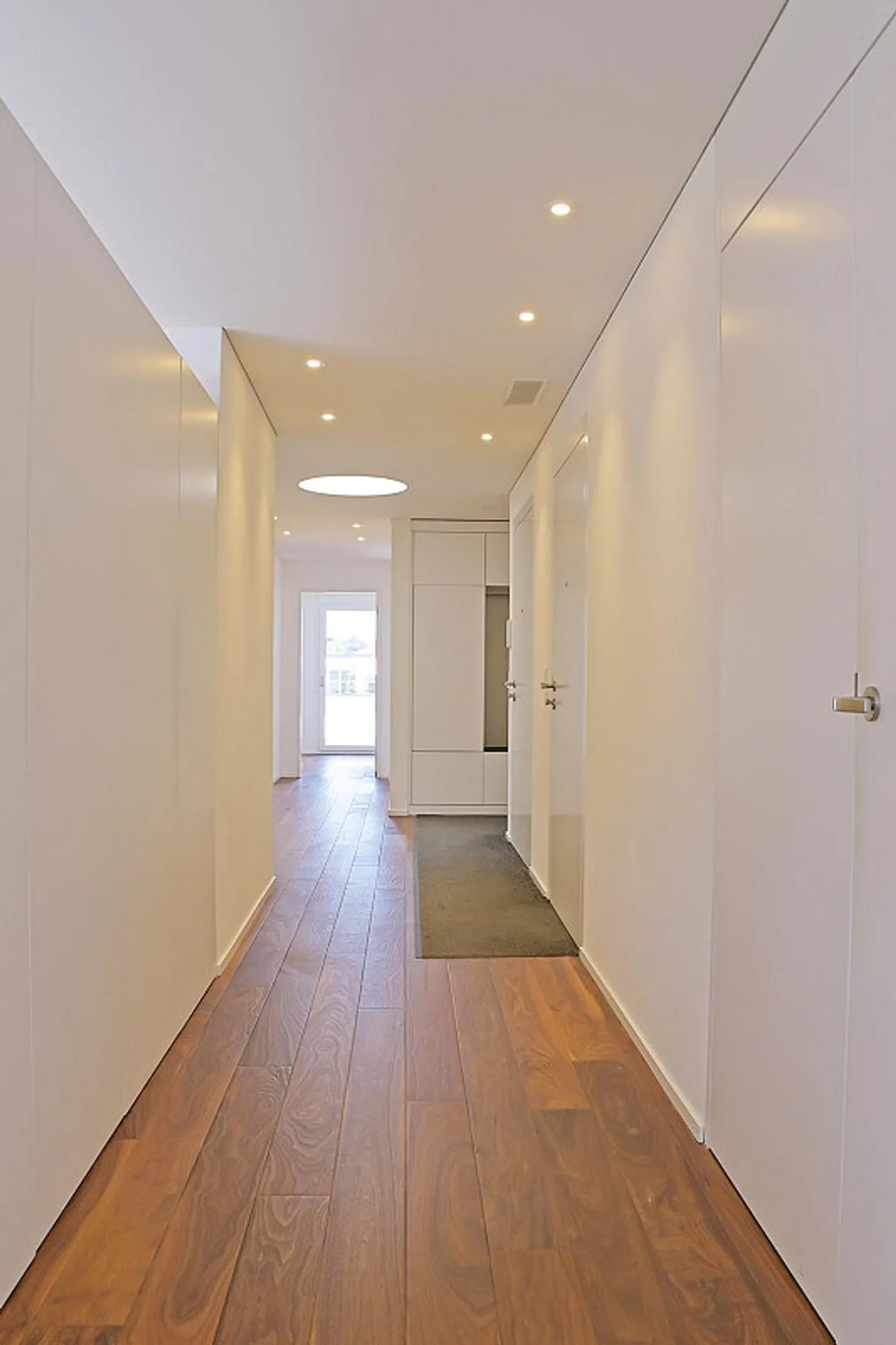 Vie en penthouse exclusive : rêve de 4,5 pièces avec terrasse sur le toit de 175 m² - Photo 5 sur 12