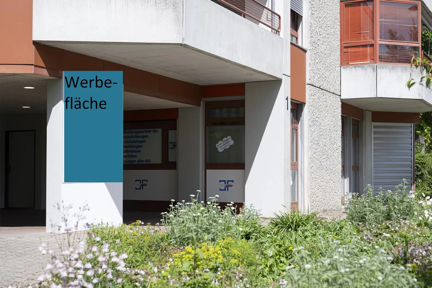 Commercial space on the ground floor with advertising space - optionally with a 4.5-room apartment - Photo 2 of 5