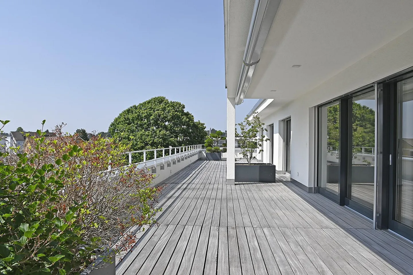Vie en penthouse exclusive : rêve de 4,5 pièces avec terrasse sur le toit de 175 m² - Photo 10 sur 12