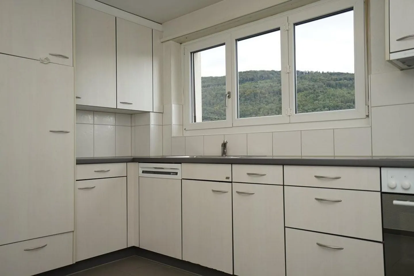 Appartement lumineux de 3 pièces avec vue sur la verdure - Photo 1 sur 7