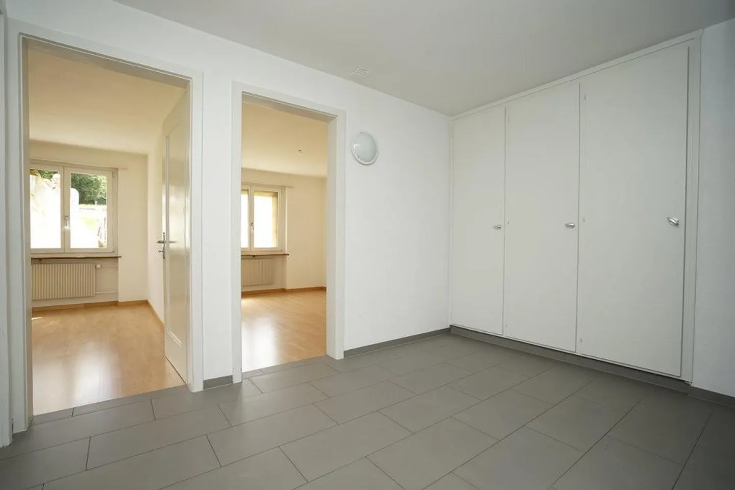 Appartement lumineux de 3 pièces avec vue sur la verdure - Photo 3 sur 7