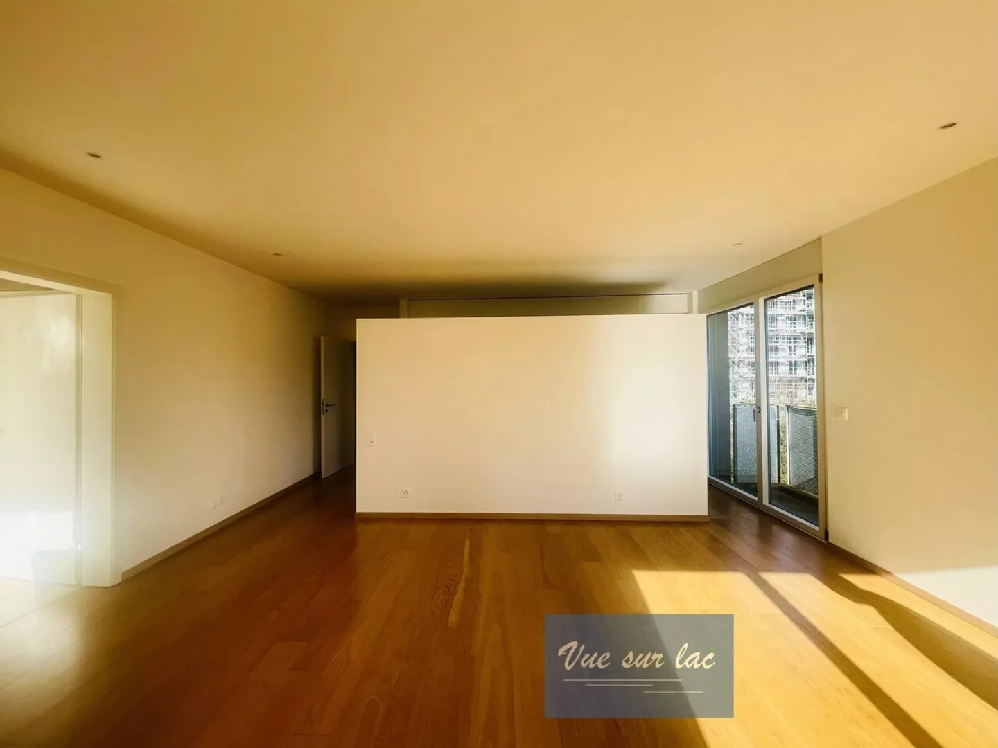 Bright Modern Apartment - Photo 4 of 13