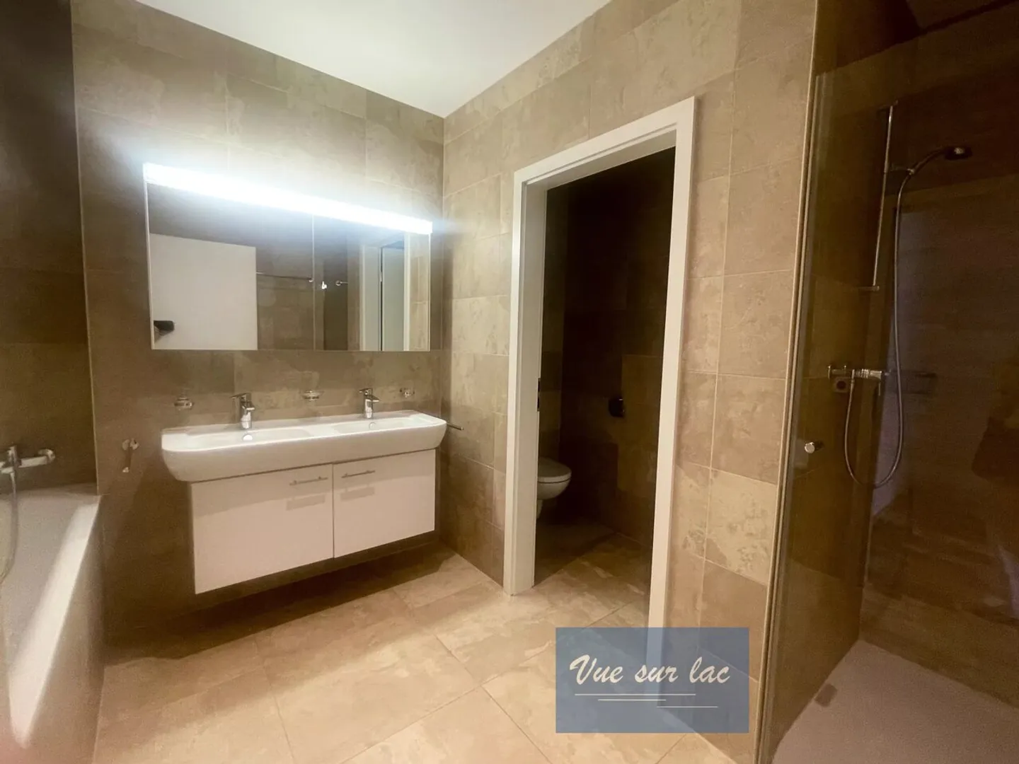 Bright Modern Apartment - Photo 5 of 13