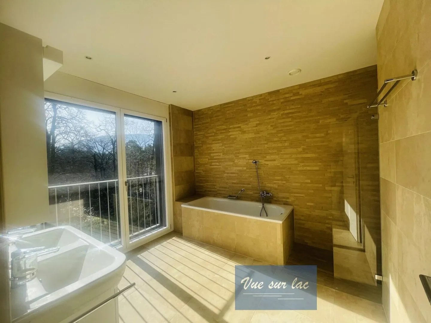 Bright Modern Apartment - Photo 3 of 13