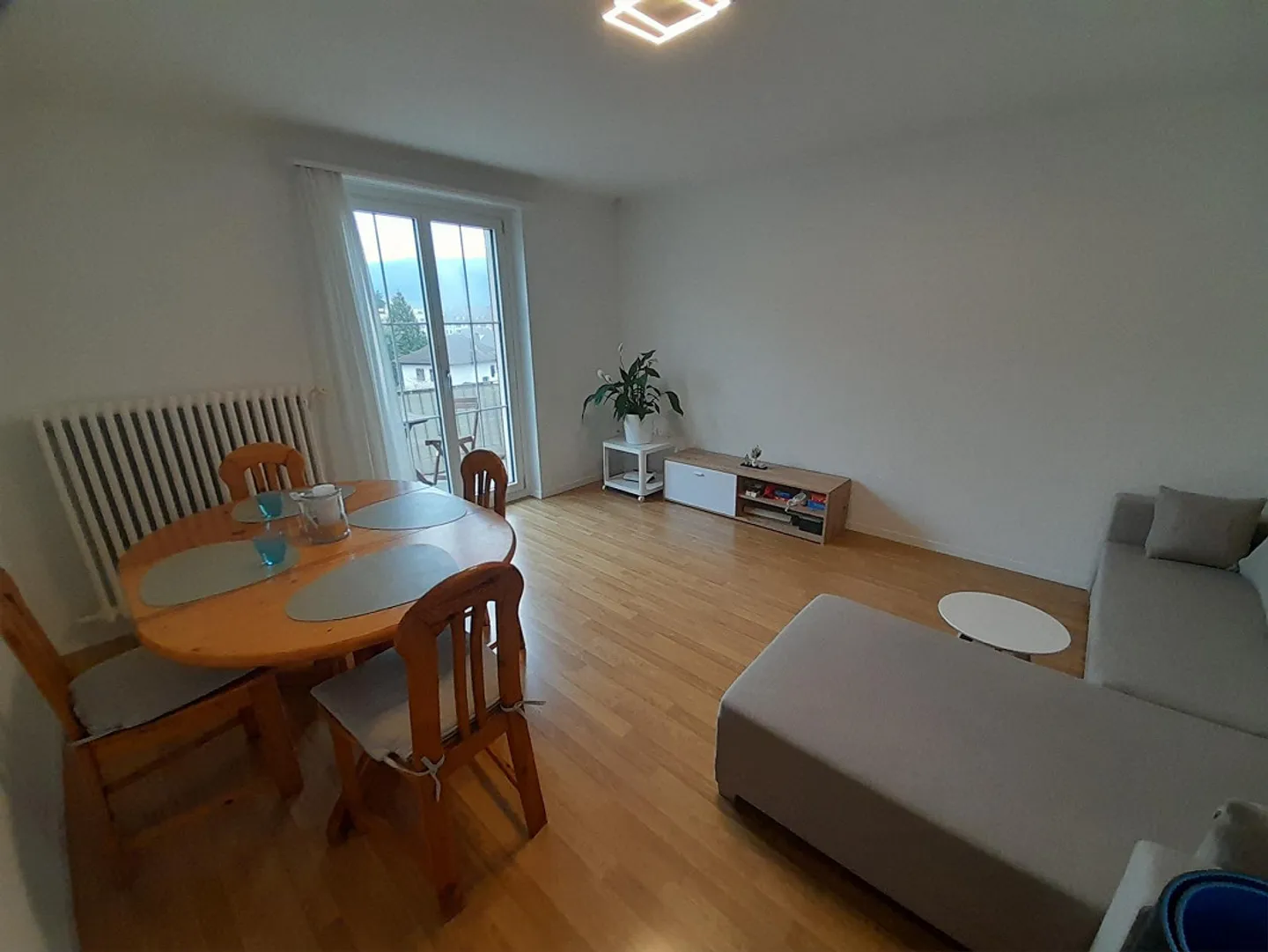 Charmante appartement 3 pièces avec balcon - Photo 3 sur 8