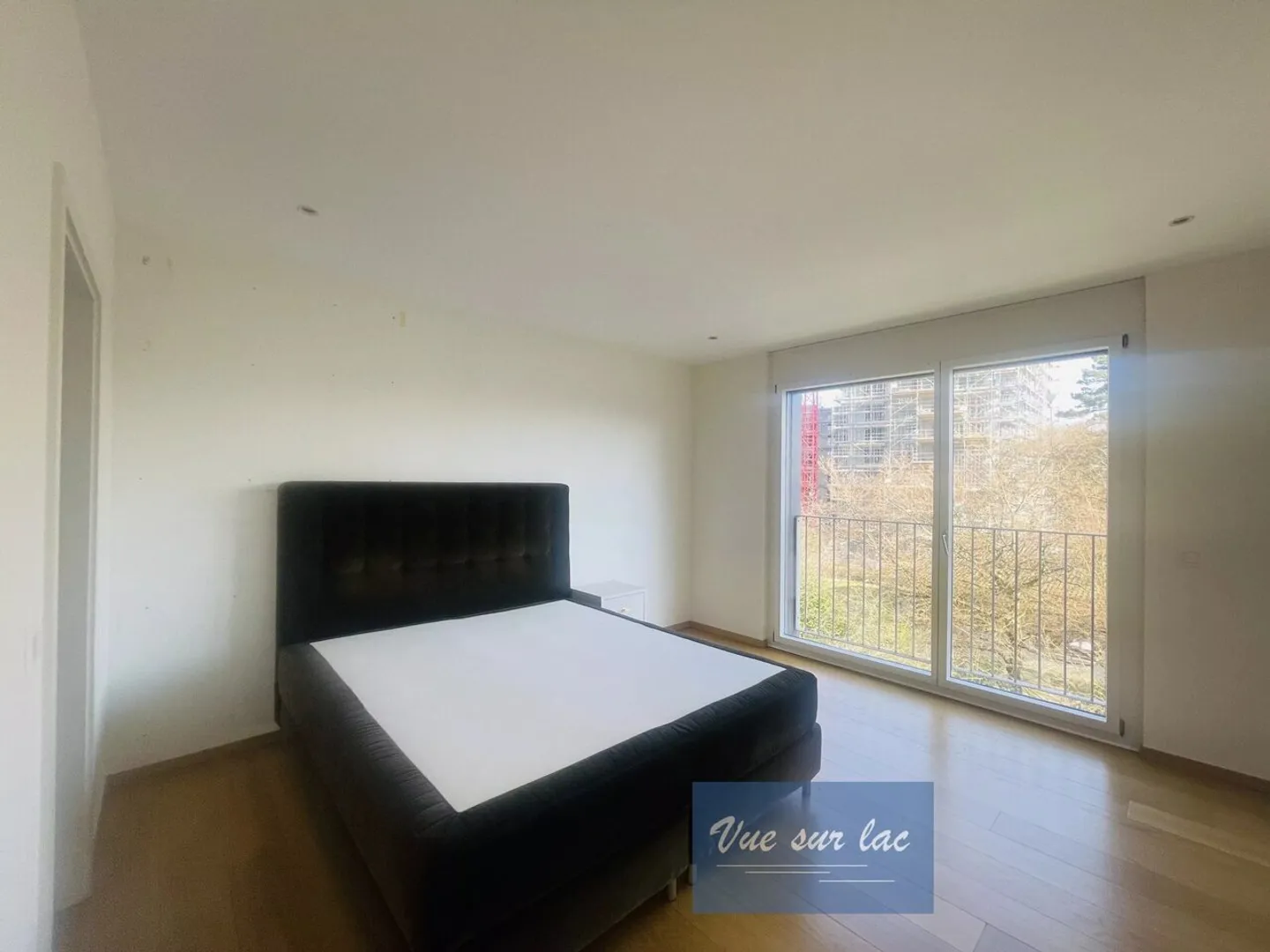 Bright Modern Apartment - Photo 9 of 13