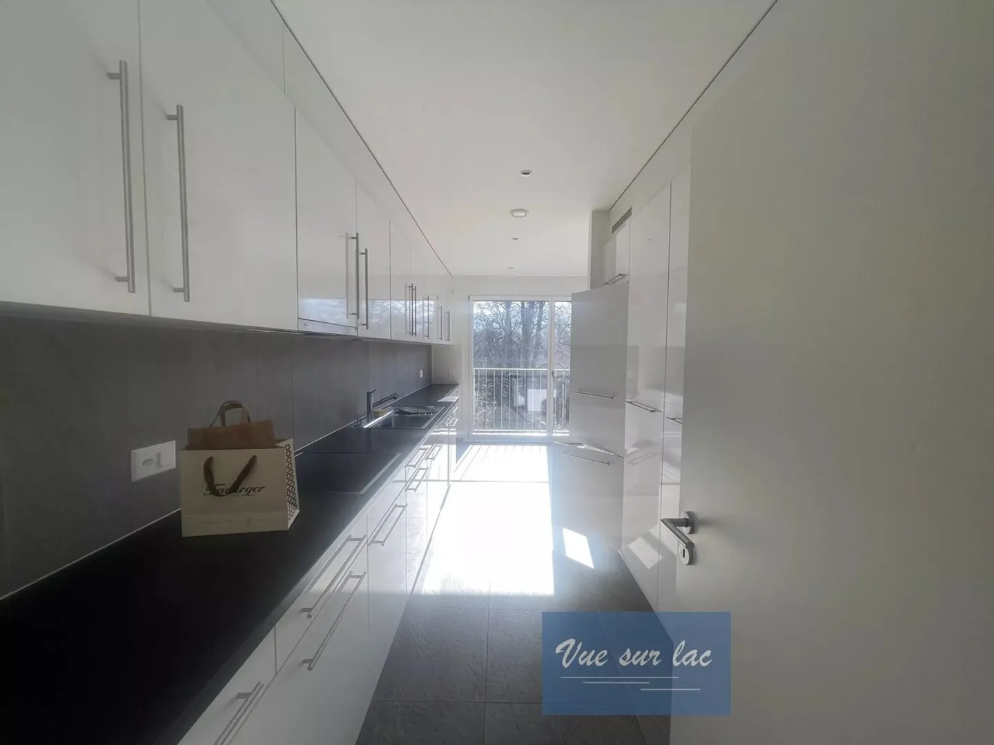 Bright Modern Apartment - Photo 10 of 13