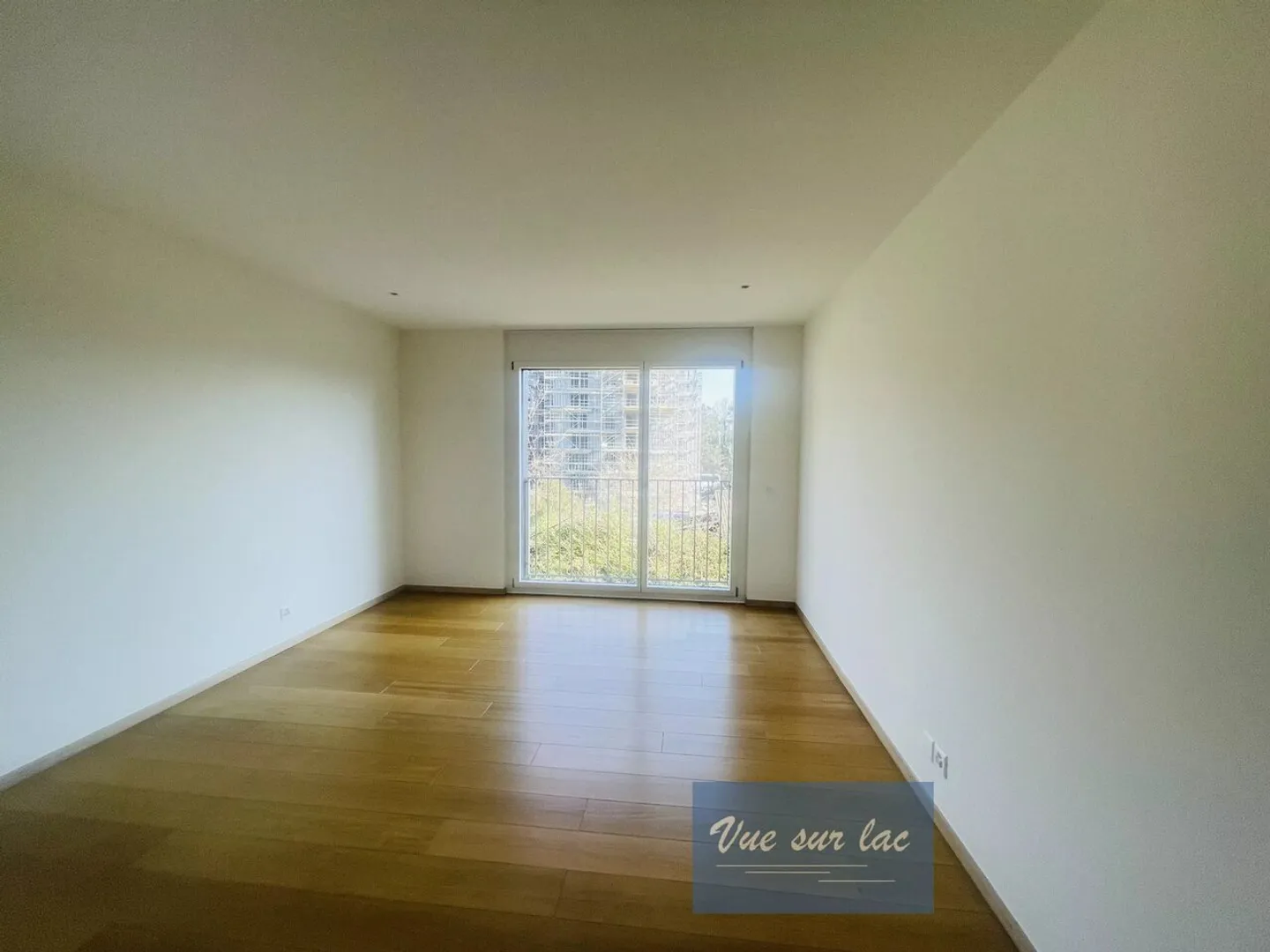 Bright Modern Apartment - Photo 12 of 13