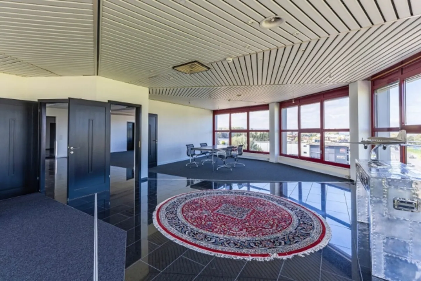 Office with exceptional view - Photo 2 of 6