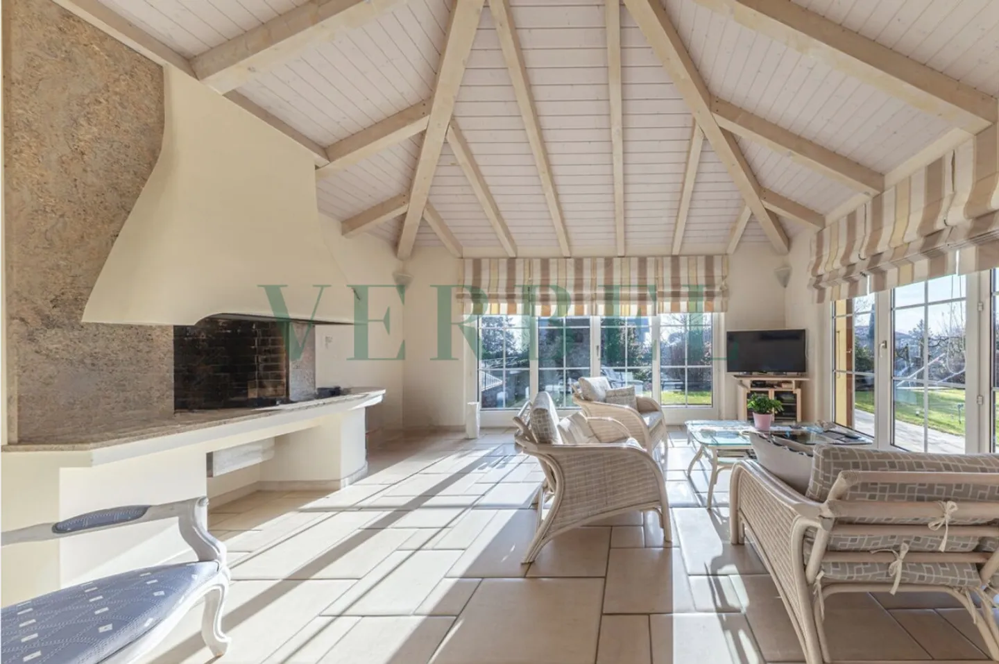 Esclusività: Magnifica casa familiare con piscina - Foto 3 di 9