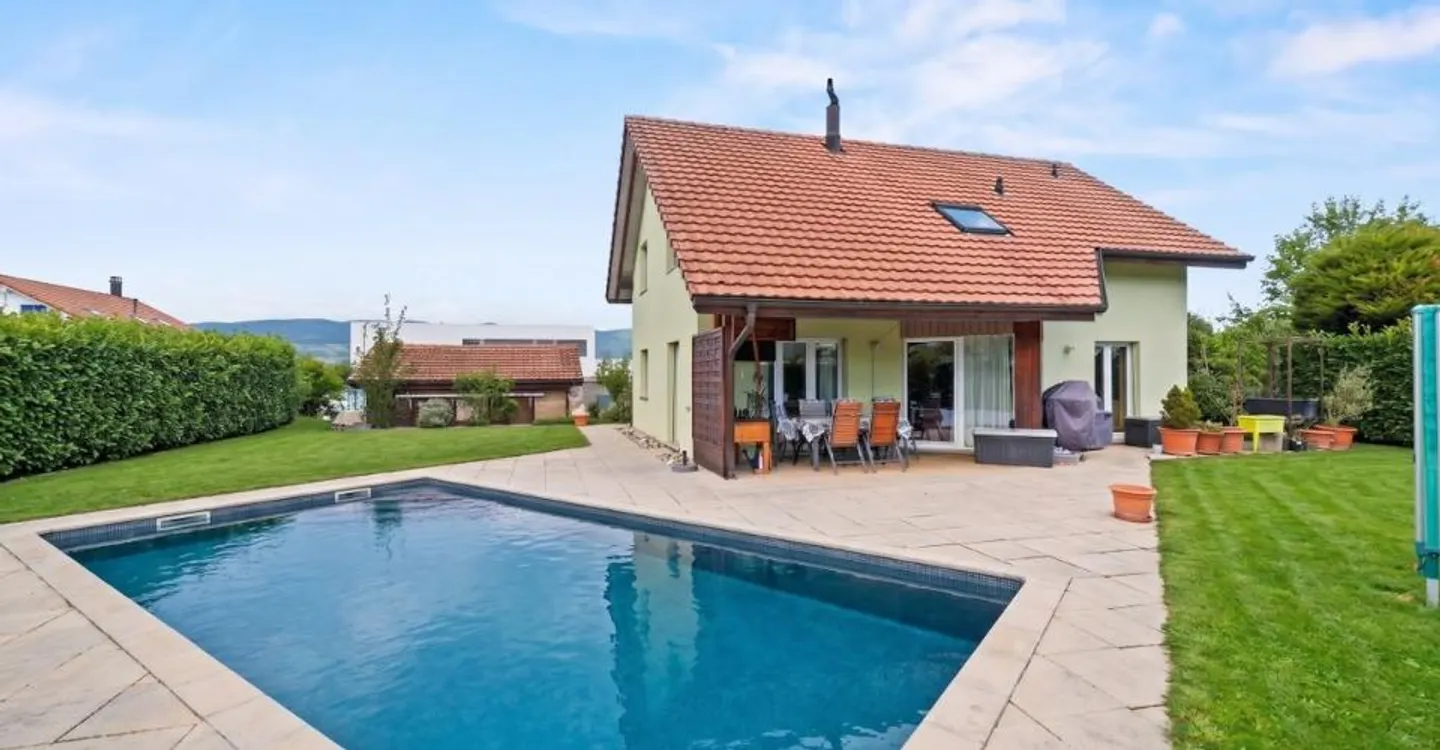 A deux pas d'Estavayer-le-Lac : villa avec piscine, sauna et 4 chambres sur 910 m² - Foto 1 von 13