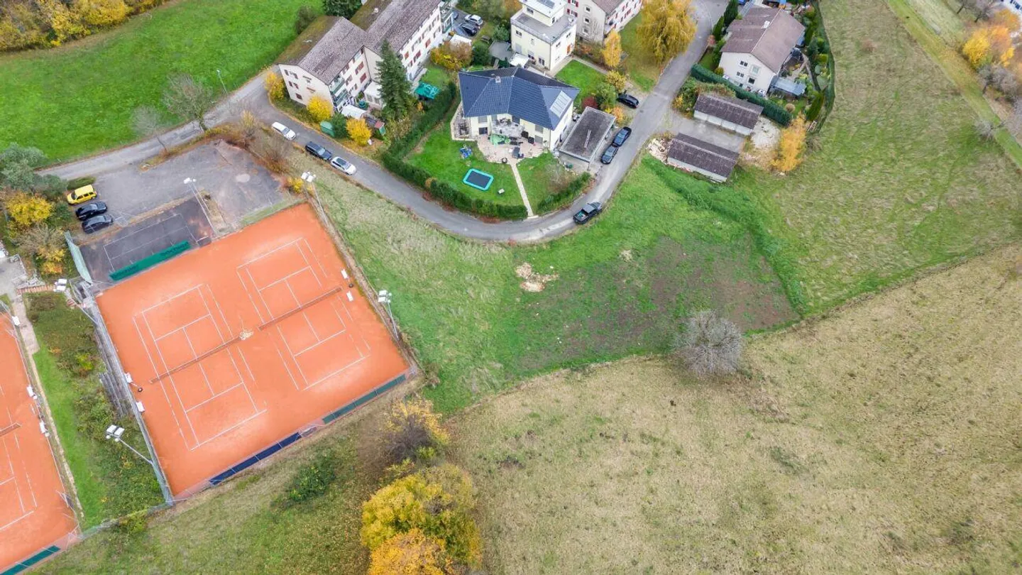 Terreno edificabile soleggiato con progetti MFH approvati - Waldenburg BL - Foto 2 di 7