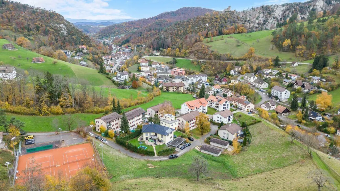 Terreno edificabile soleggiato con progetti MFH approvati - Waldenburg BL - Foto 5 di 7