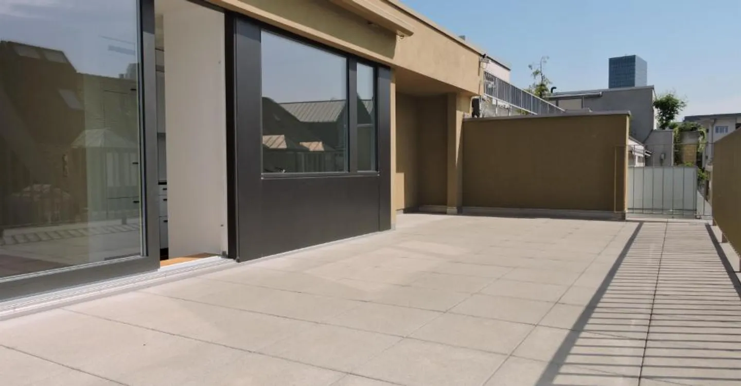 Appartement penthouse attrayant avec grande terrasse sur le toit - Photo 4 sur 8