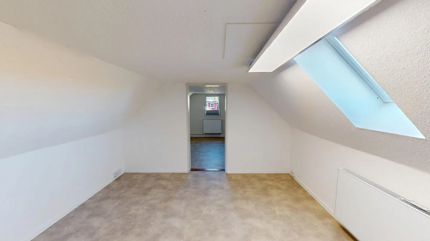 Elegant Living: Modern Meets Historical Charm 6.5 Rooms Freedom for Versatile Use - Photo 11 of 13