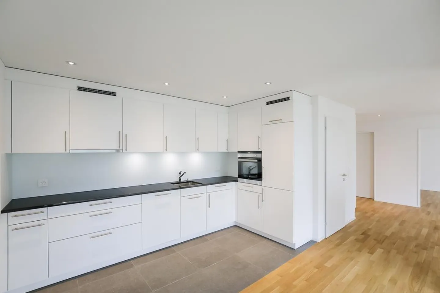 Appartement spacieux de 2,5 pièces au rez-de-chaussée ! - Photo 2 sur 7