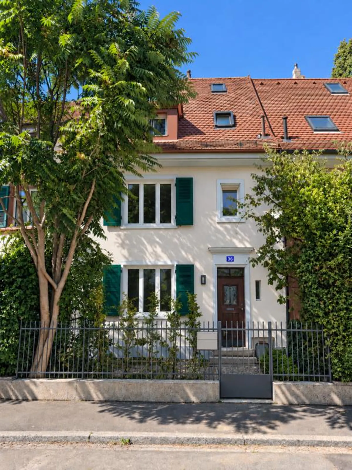 Modern 5.5-Room Terraced Family House in Basel - Photo 1 of 12