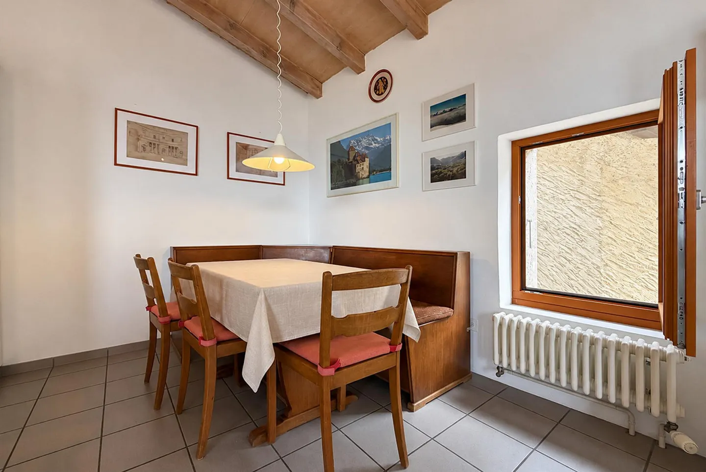 MAISON SPACIEUSE ET CARACTÉRISTIQUE DE 6,5 PIÈCES À CADRO - Photo 5 sur 13