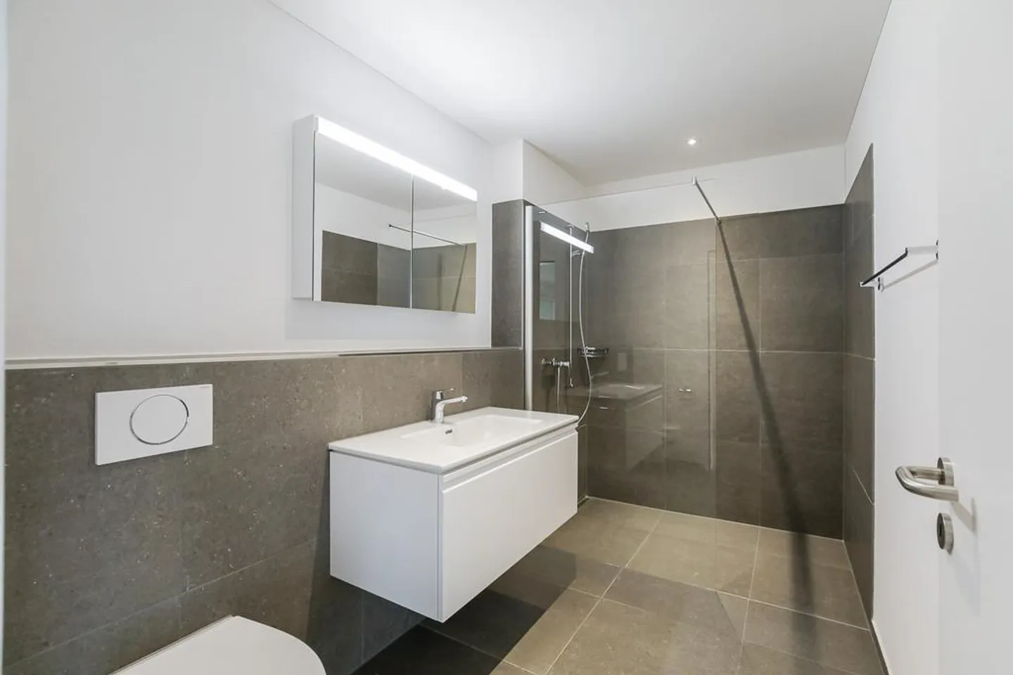 Appartement spacieux de 2,5 pièces au rez-de-chaussée ! - Photo 6 sur 7
