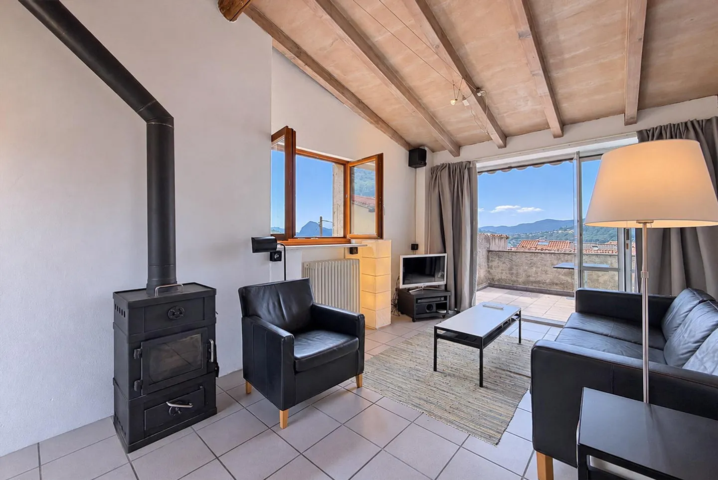 MAISON SPACIEUSE ET CARACTÉRISTIQUE DE 6,5 PIÈCES À CADRO - Photo 1 sur 13