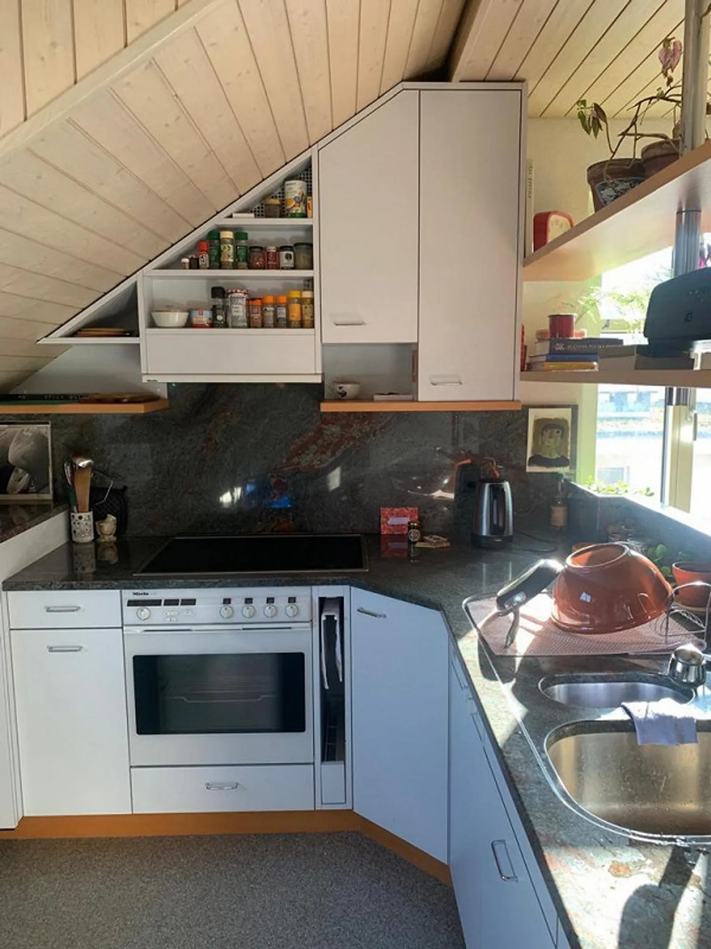 small oasis with cozy seating area - Photo 3 of 4