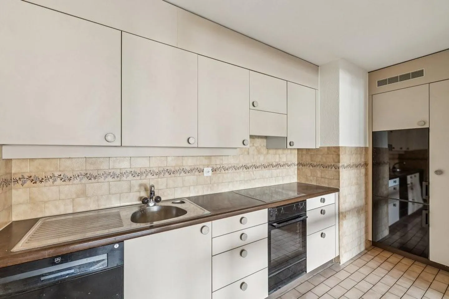 Living in the Heart of Birsfelden - Photo 2 of 11