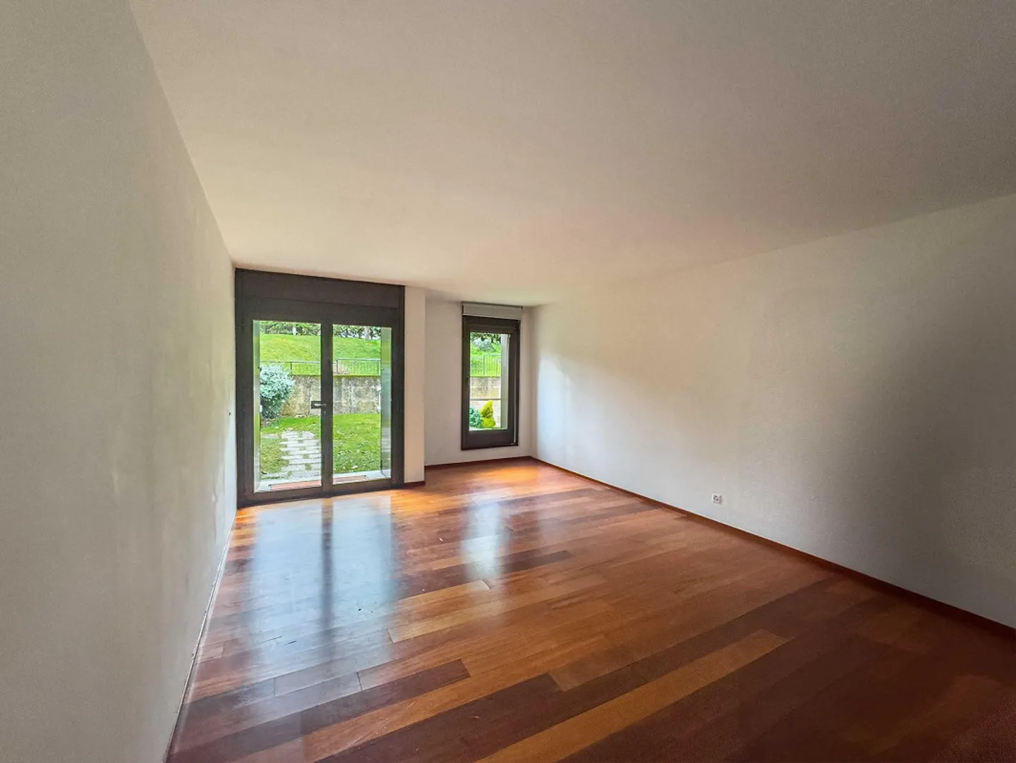 Duplex con giardinetto privato a Collina d’Oro - Foto 2 di 12