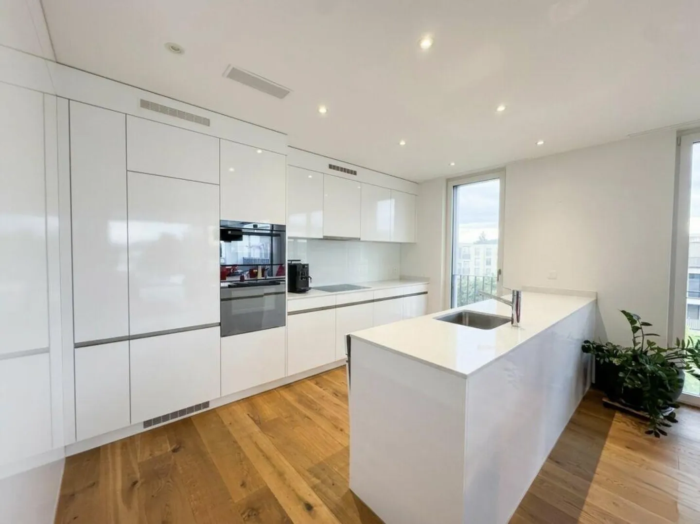 Appartement de 4,5 pièces de haute qualité avec grand balcon - Photo 3 sur 9