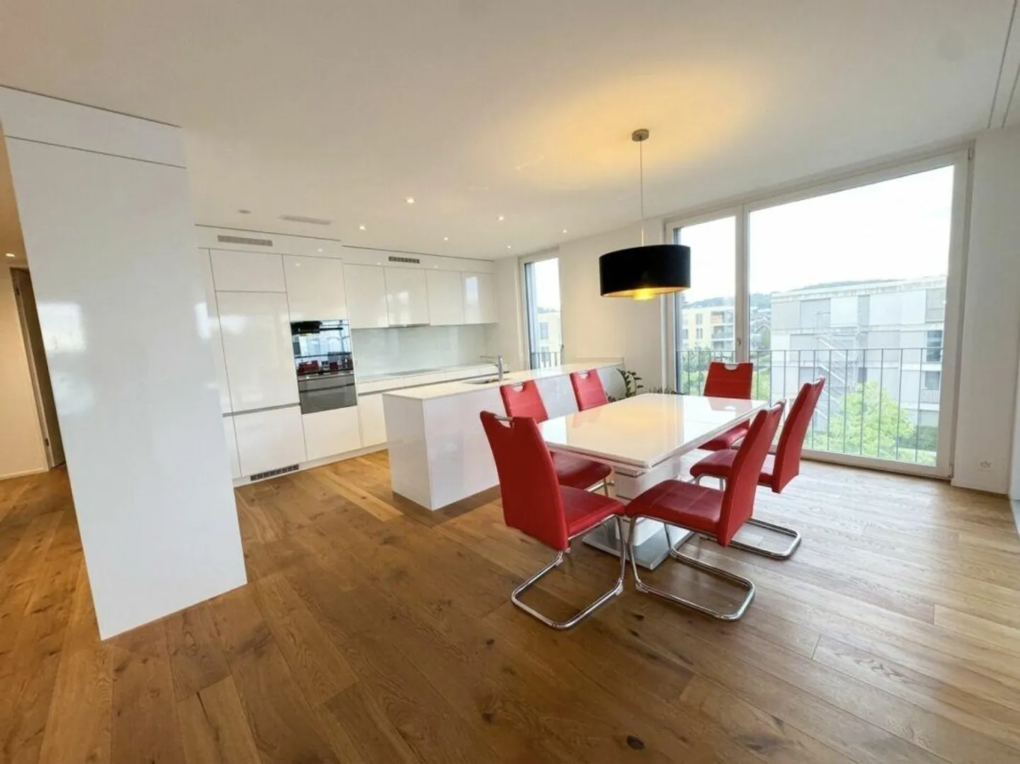Appartement de 4,5 pièces de haute qualité avec grand balcon - Photo 4 sur 9