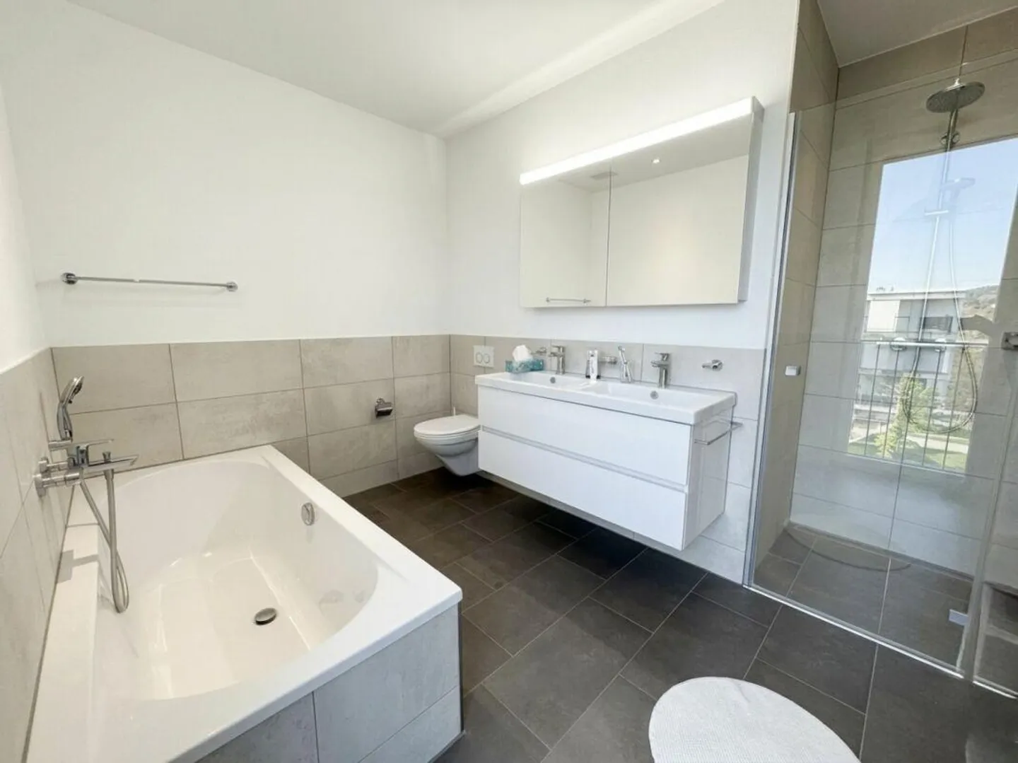 Appartement de 4,5 pièces de haute qualité avec grand balcon - Photo 7 sur 9