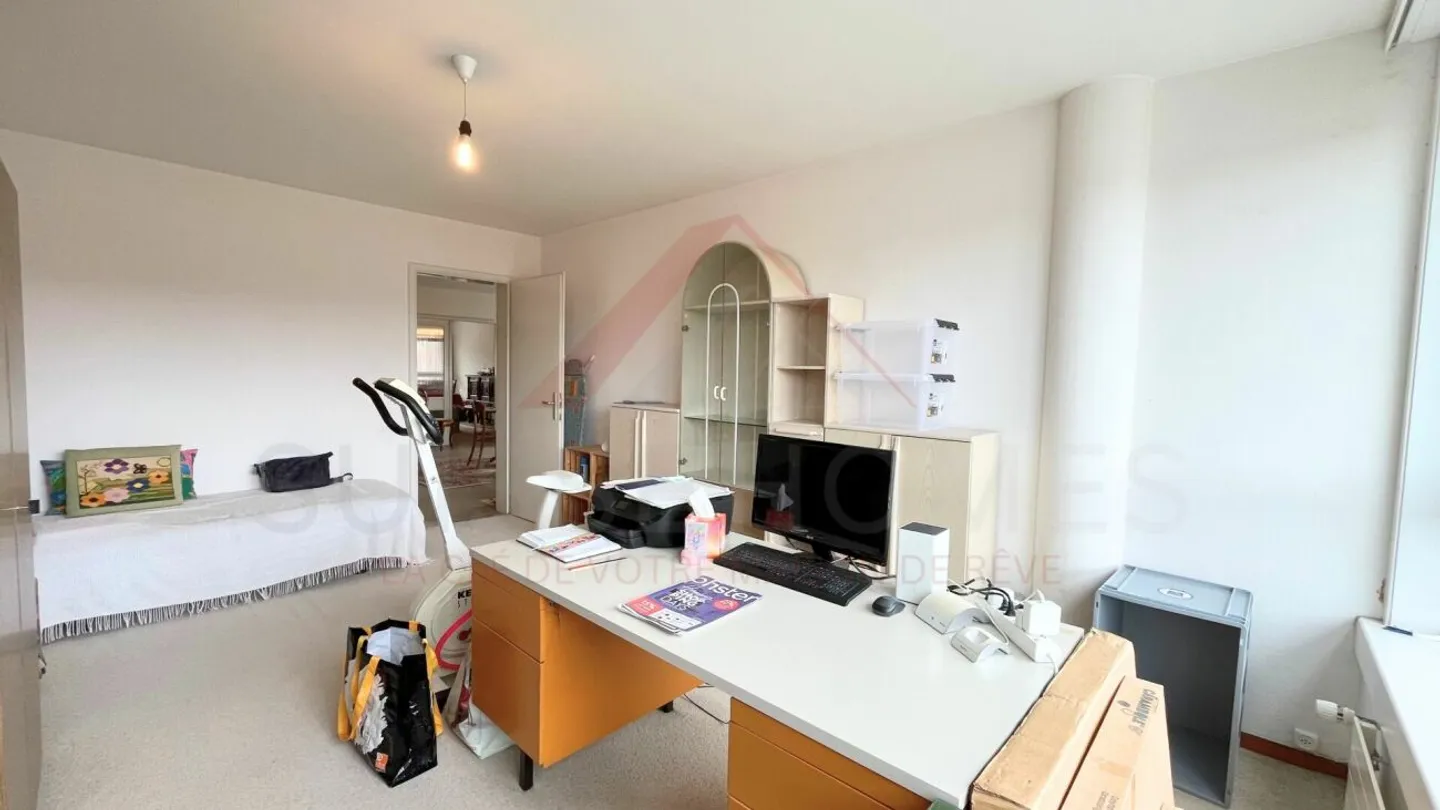 La Chaux-de-Fonds - Großes 5.5-Zimmer (150 m²) im 8. Stock mit Aufzug und Panoramablick - Foto 7 von 12