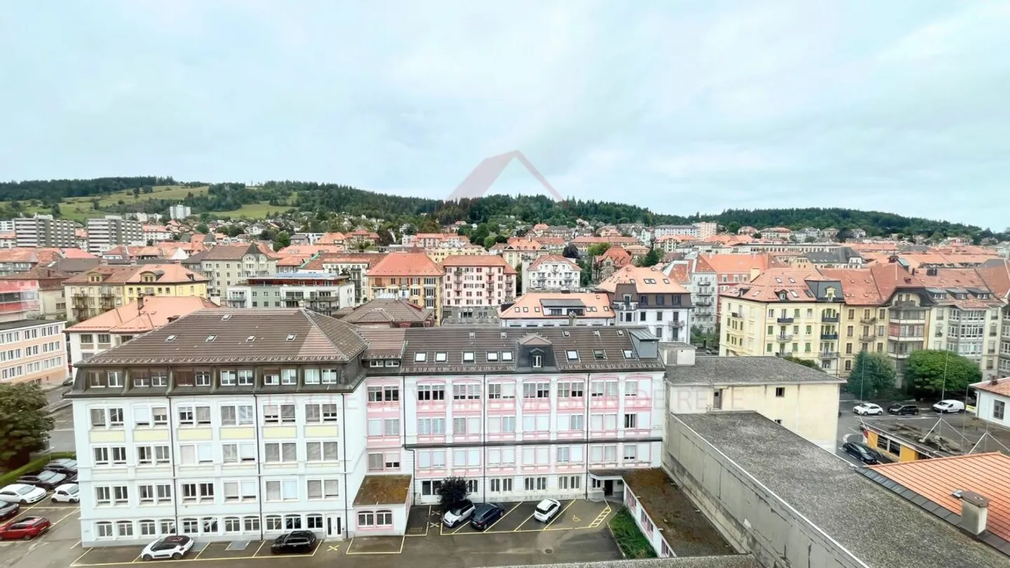 La Chaux-de-Fonds - Großes 5.5-Zimmer (150 m²) im 8. Stock mit Aufzug und Panoramablick - Foto 3 von 12