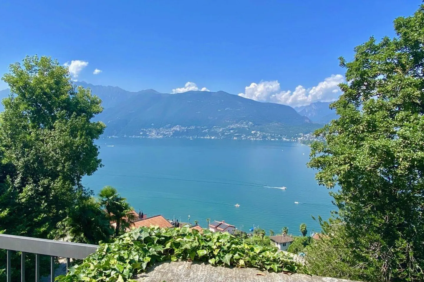 Villa exclusive avec vue panoramique sur le lac à 180° et une intimité absolue - Photo 3 sur 30