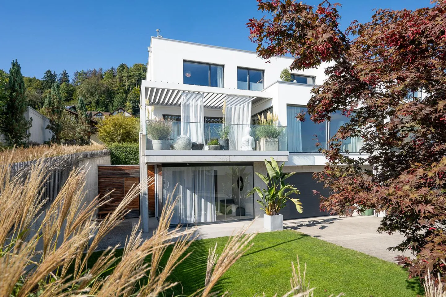 Villa - Stylish living with a view and sophistication - Photo 1 of 27