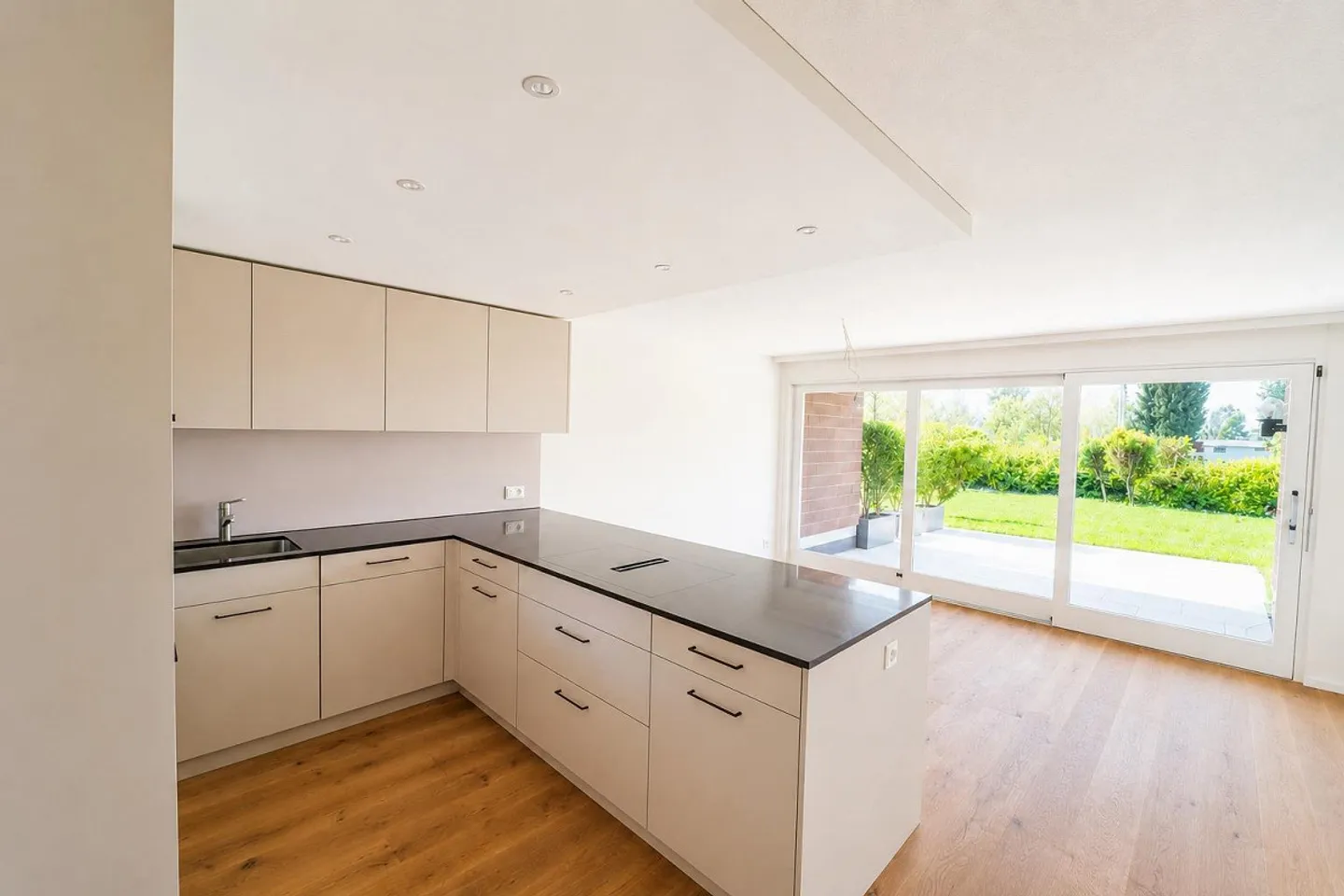 Completely renovated 4.5-room apartment in a central location in Zug - Photo 1 of 7